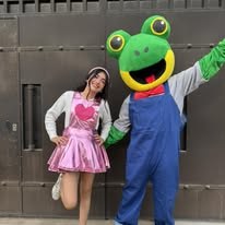 Princesa y personaje en evento