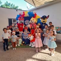 Evento infantil con personajes y niños