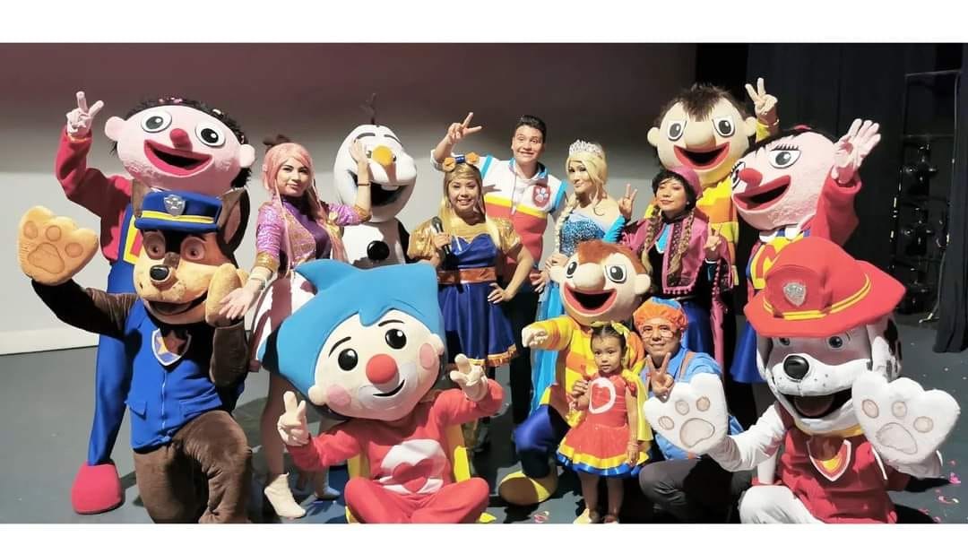 Equipo de Divertilandia Fiesta con personajes para show infantil